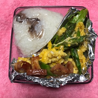 桜ご飯のおにぎり弁当